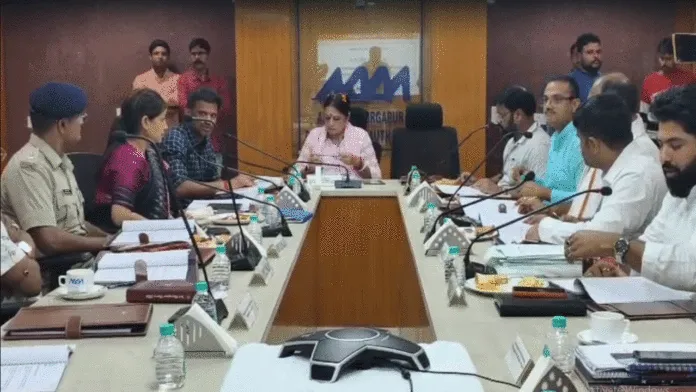 জেলাকে নতুন রূপে সাজাতে দুর্গাপুরে বৈঠক পুরমন্ত্রীর