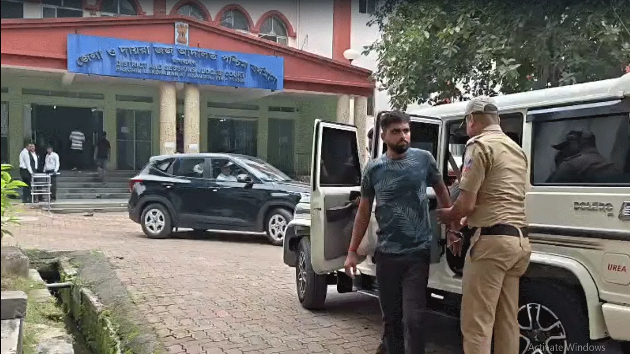 ভাইরাল ভিডিও - বালিবাহী ট্রাক থেকে 'তোলা' আদায়ের অভিযোগে গ্রেপ্তার অভিযুক্ত