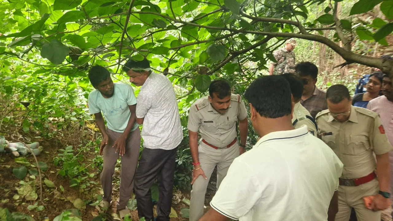 শিশু খুনের ঘটনায় ধৃতকে ঘটনাস্থলে নিয়ে গিয়ে ঘটনার পুনর্নির্মাণ