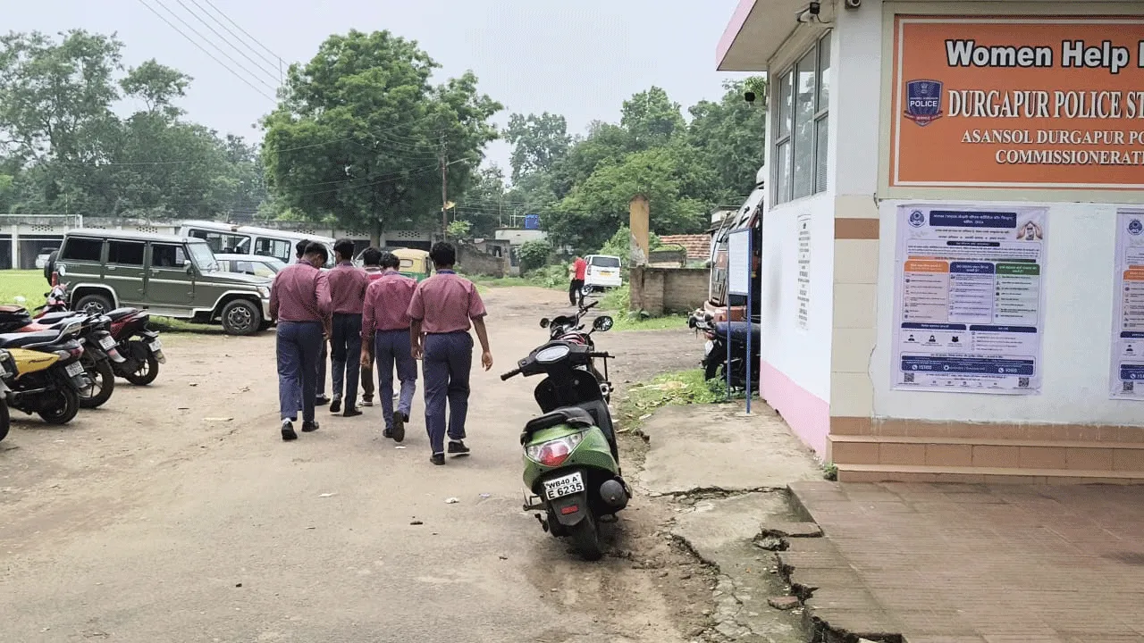 টাকার লোভ দেখিয়ে নাবালক ছাত্রদের রক্ত 'চুরি',ভয়ানক অভিযোগ দুর্গাপুরে