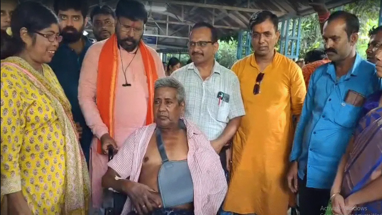 দুর্গাপুর মহকুমা হাসপাতালে হুইলচেয়ার প্রদান বিধায়কের