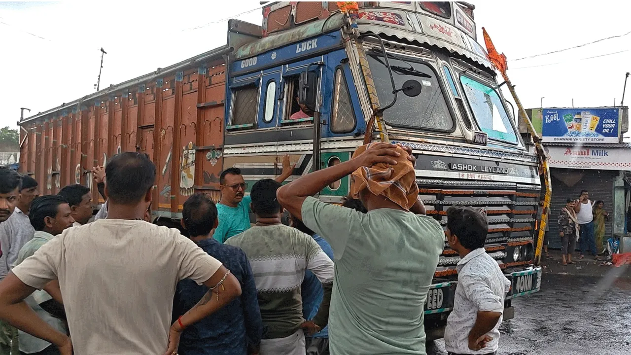 লরির ধাক্কায় রক্তাক্ত বৃদ্ধ, দেন্দুয়ায় দীর্ঘক্ষণ পথ অবরোধ
