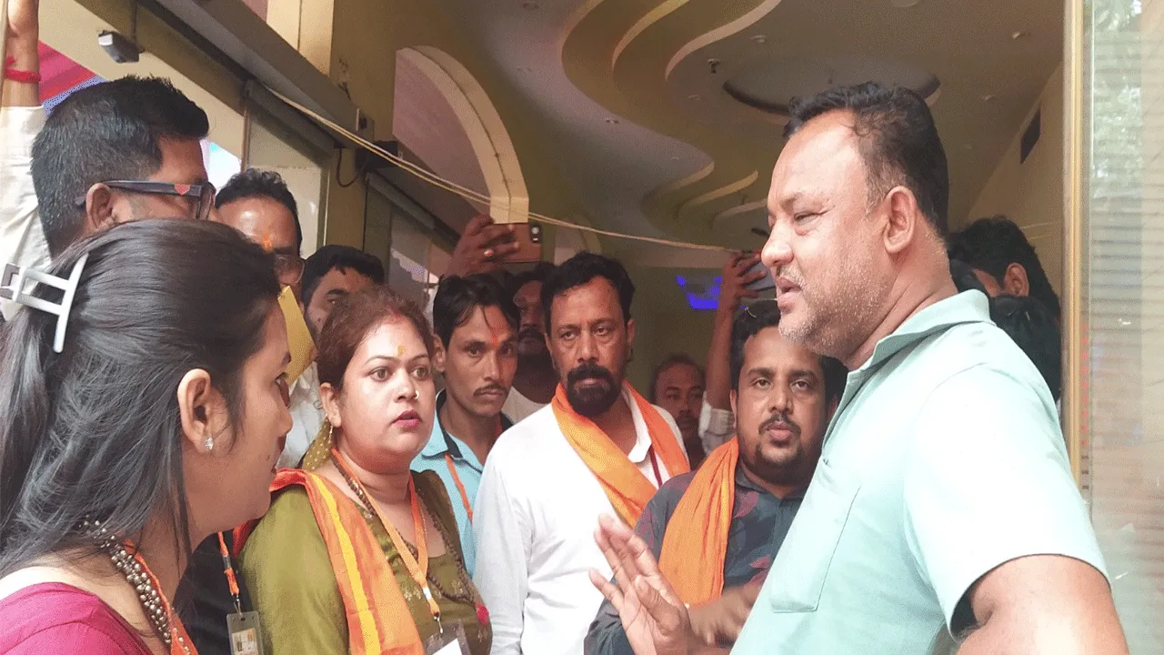 বিজেপির সভায় ‘কয়লা মাফিয়া’, বের করে দিলেন দলীয় নেত্রী
