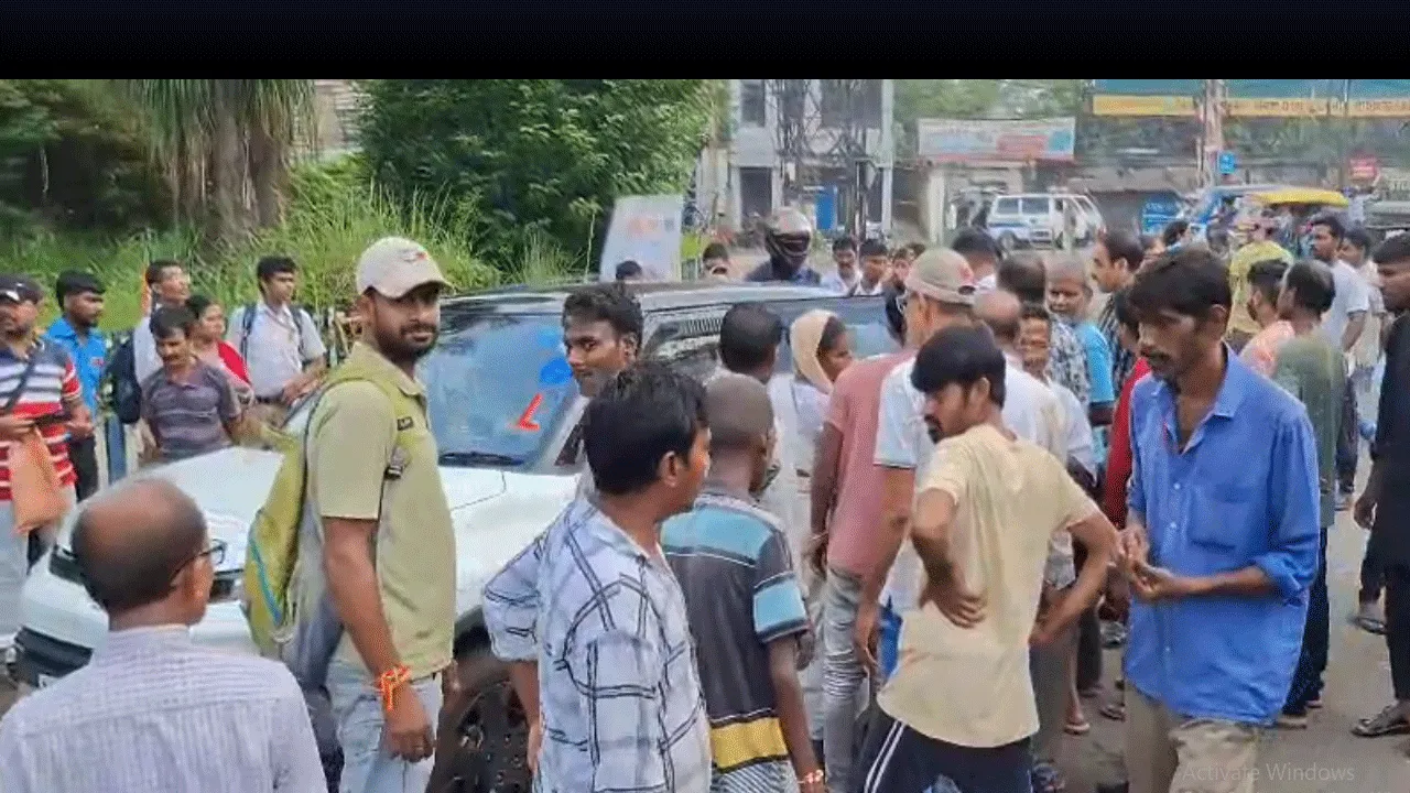 আসানসোলের বিএনআর মোড়ে ভয়াবহ দুর্ঘটনা: হেলমেটের জোরে প্রাণরক্ষা ব্যাংককর্মীর