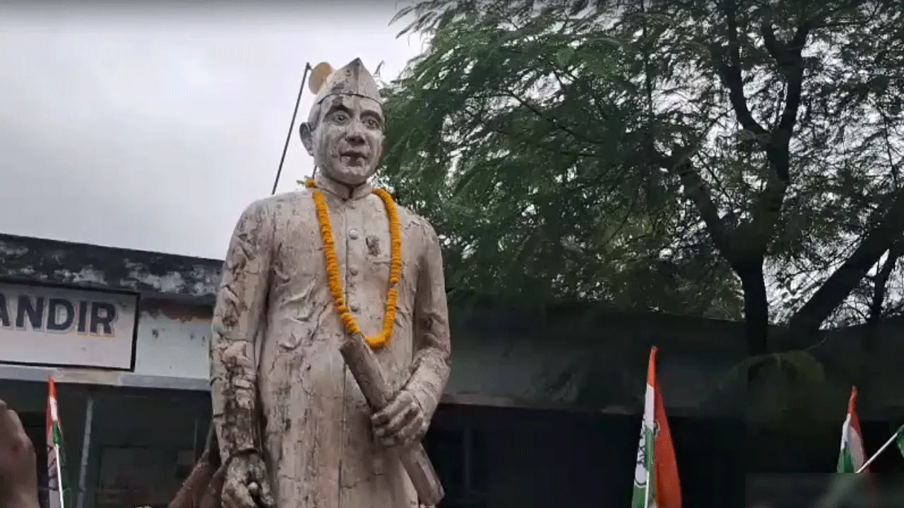যথাস্থানে পুনঃস্থাপিত নেহরুর মূর্তি! বিজেপির মাল্যদানের পর  ‘শুদ্ধিকরণ’ কংগ্রেসের
