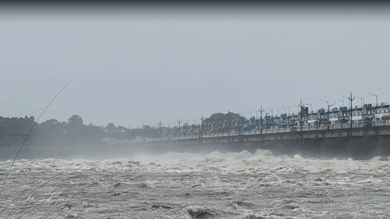 ফুঁসছে দামোদর, দুর্গাপুর ব্যারেজ থেকে রেকর্ড জল ছাড়ায় নিম্ন অববাহিকায় বন্যার আশঙ্কা