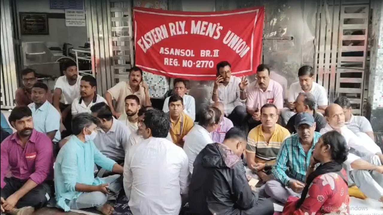 আসানসোলে অ্যাম্বুল্যান্স না পেয়ে  মৃত্যু রেলকর্মীর, বিক্ষোভ রেলকর্মীদের