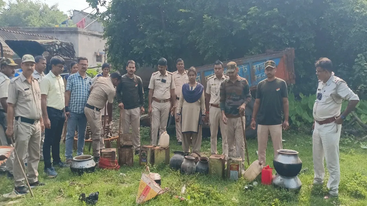 চোলাইয়ের রমরমা রুখতে অভিযান, বাজেয়াপ্ত বিপুল পরিমাণ মদ ও সরঞ্জাম