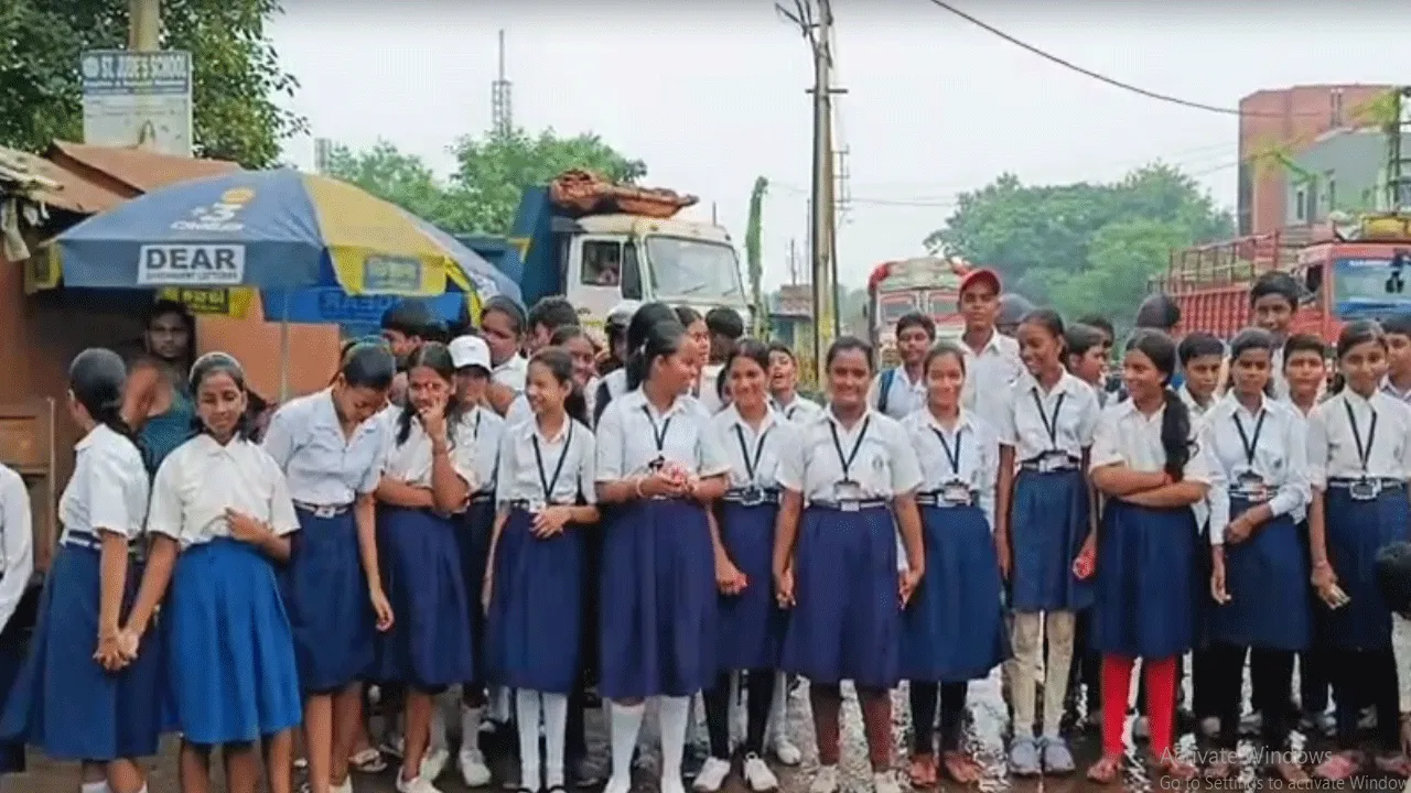 বেহাল রাস্তা সংস্কারের দাবিতে পথ অবরোধ স্কুল পড়ুয়াদের