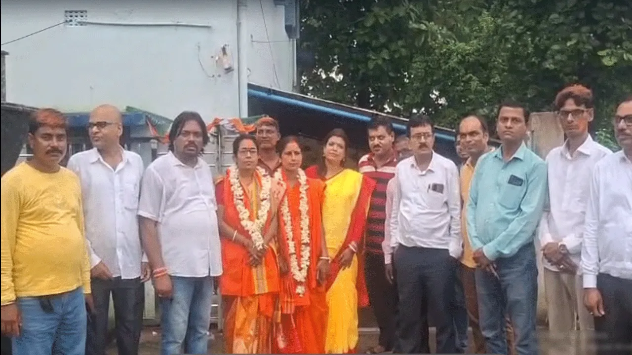 বারাবনির নুনি পঞ্চায়েতে অনাস্থা ভোটে জয়ী বিজেপি, আবির খেলায় উচ্ছ্বাস কর্মীদের
