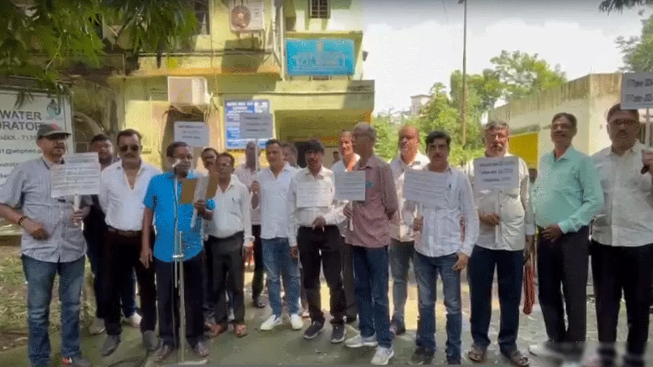 দুর্গাপুজোর আগে বকেয়া বিল মেটানোর দাবিতে অবস্থান বিক্ষোভ পিএইচই ঠিকাদারদের