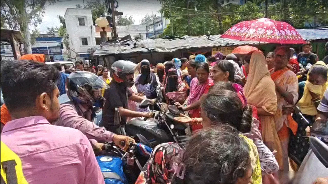 আসানসোলে অন্নপূর্ণা যোজনার টাকা না পেয়ে মহিলাদের পথ অবরোধ