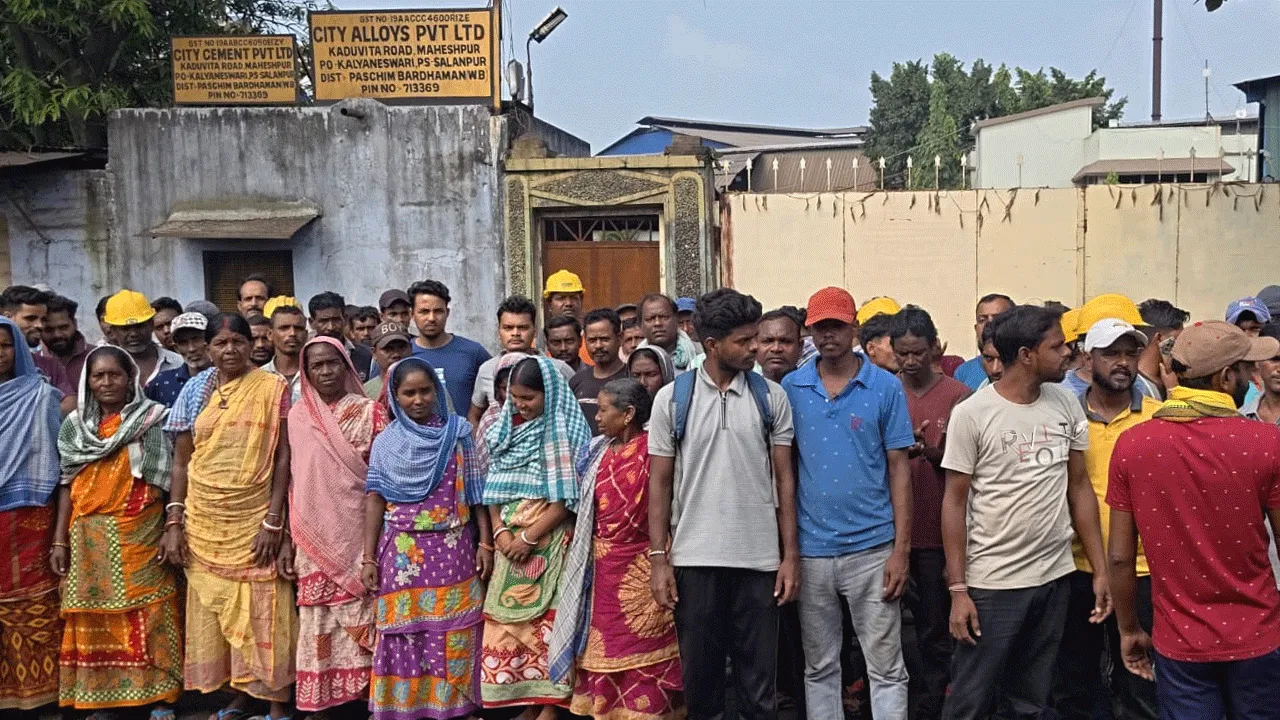 আসানসোলের কল্যাণেশ্বরীতে ন্যূনতম মজুরি ও নিরাপত্তার দাবিতে শ্রমিক বিক্ষোভ, ব্যাহত উৎপাদন