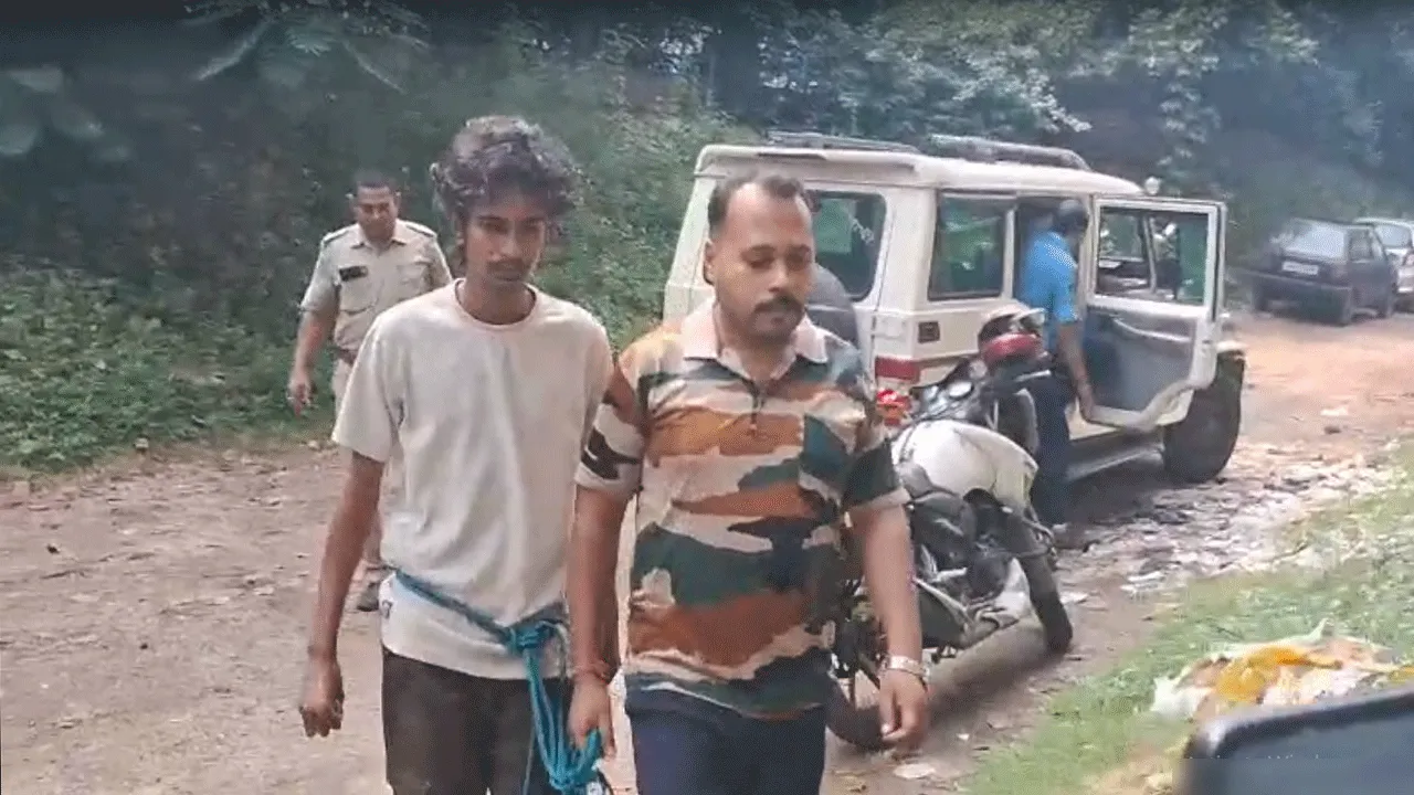 বাড়িতে একা থাকার সুযোগে কুকর্ম, গ্রেফতার প্রতিবেশী যুবক