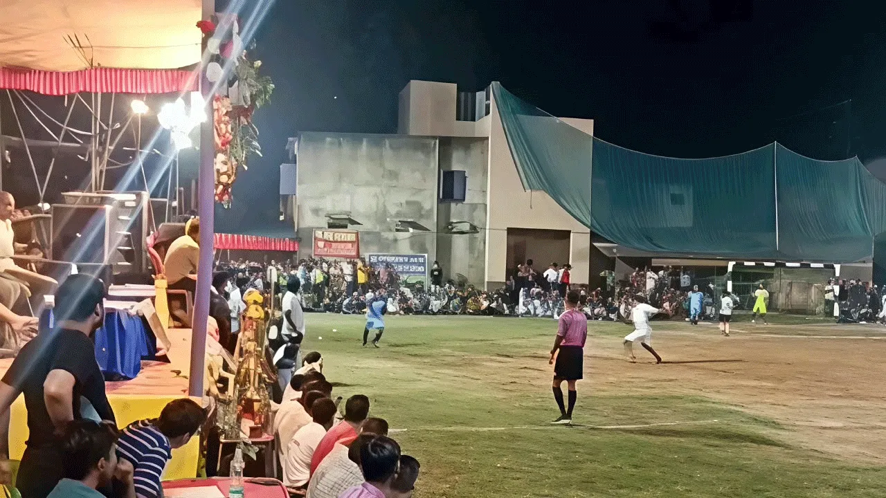 মহালয়ার রাতে অনন্য ফুটবল-উন্মাদনায় মাতল উখড়াবাসী