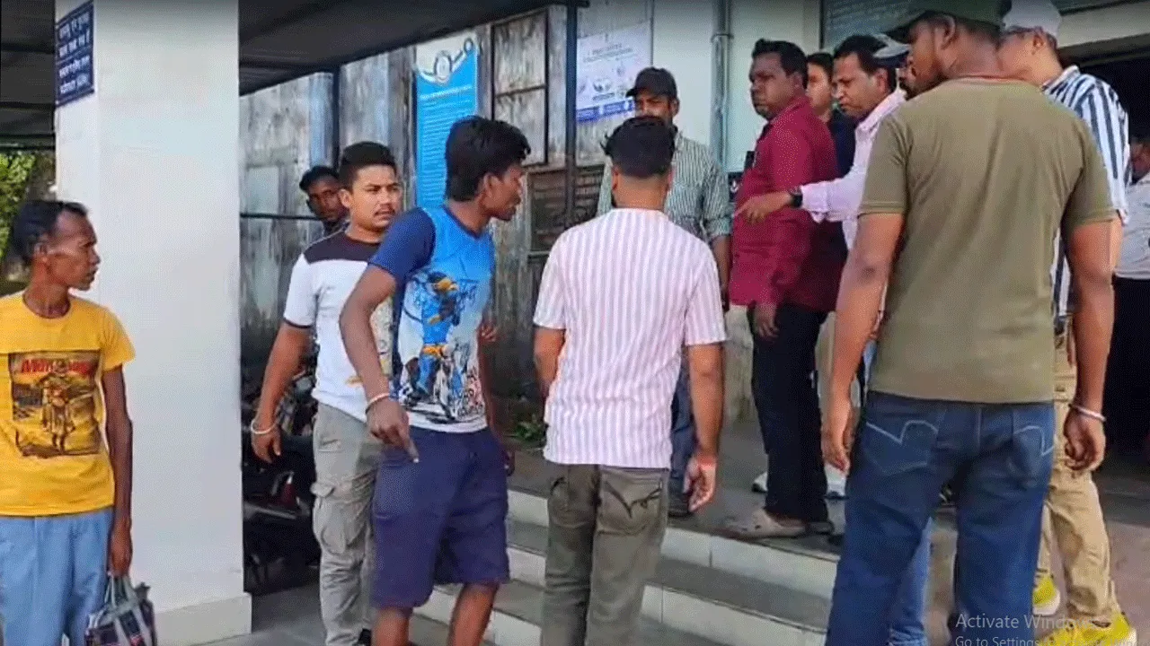 বোনাসকে কেন্দ্র করে ধুন্ধুমার! কারখানার গেটে শ্রমিক সংগঠনের দুই গোষ্ঠীর সংঘর্ষে আহত ৫, আটক ২