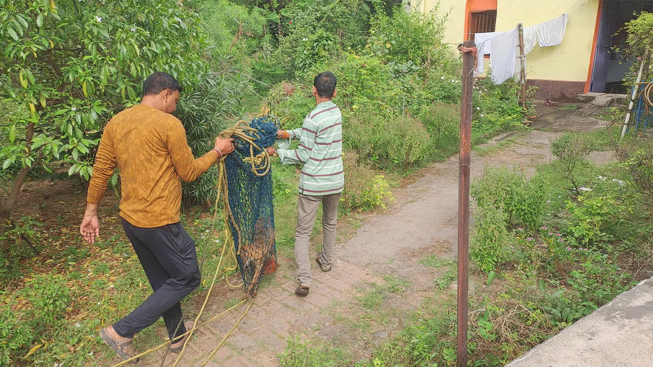 রূপনারায়ণপুরে স্থানীয়দের তৎপরতায় কুয়ো থেকে বন্য শিয়াল উদ্ধার
