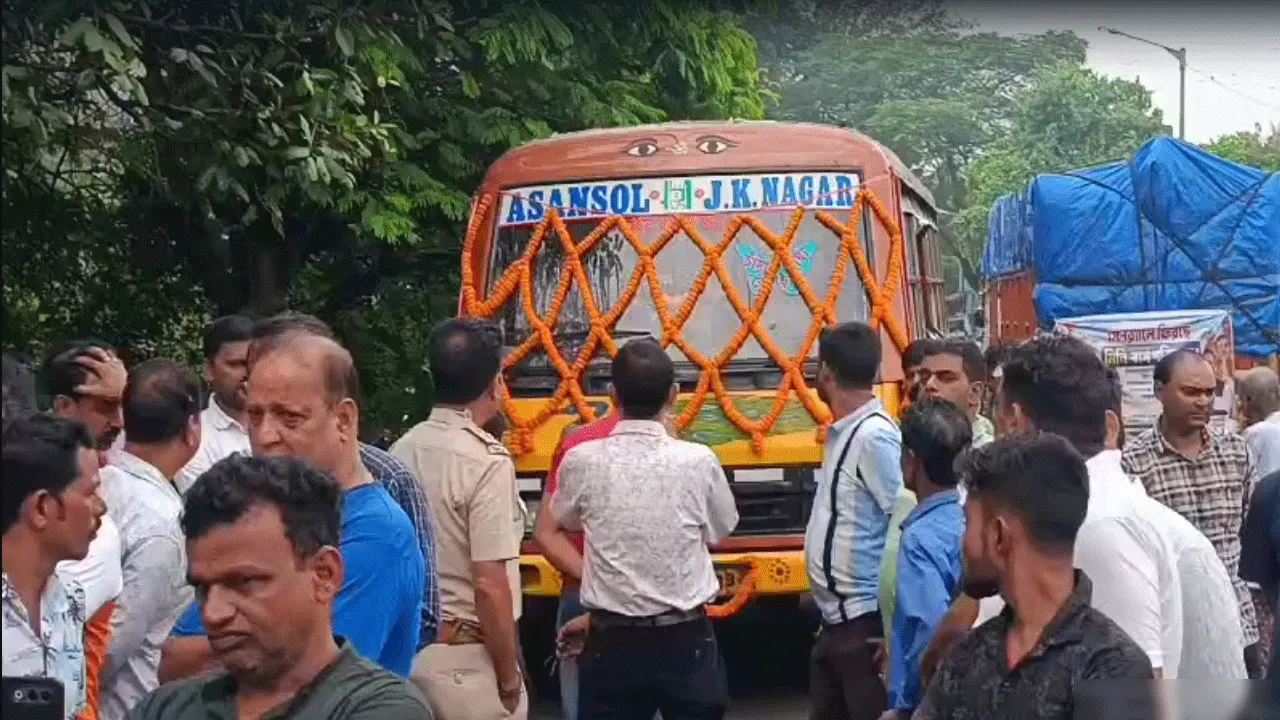 আসানসোল সেনরেলে দীর্ঘ ১৫ বছর পর পুনরায় চালু হল মিনিবাস পরিষেবা