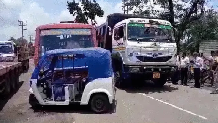 আসানসোলে টোটো ও মিনিবাসের সংঘর্ষ