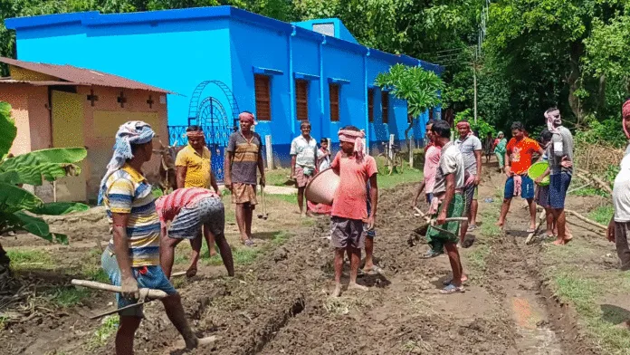 রাজনৈতিক প্রতিহিংসায় রাস্তা হয়নি, ঝুড়ি কোদাল হাতে গ্রামবাসীরা