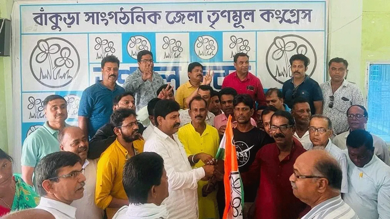 কংগ্রেসের প্রতীকে জিতে তৃণমূলে যোগ দিয়ে উপপ্রধান হয়ে ফের দলে ফেরা
