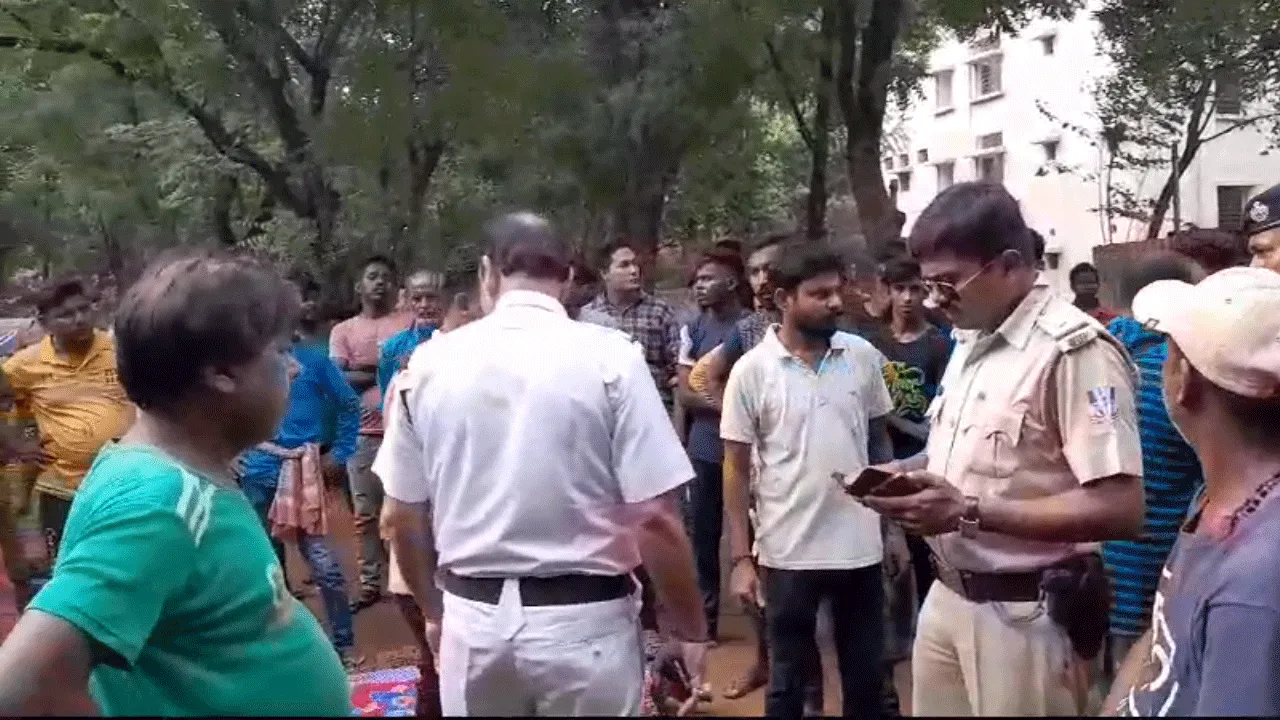 দুর্গাপুর মহকুমা হাসপাতালে মর্গ বন্ধ করে বিক্ষোভ মৃতের পরিজনদের