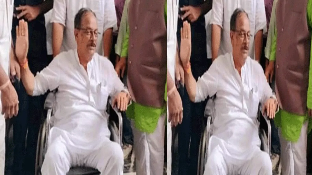 বিধানসভায় হঠাৎ অসুস্থ মন্ত্রী মলয় ঘটক, হাসপাতালে চলছে চিকিৎসা
