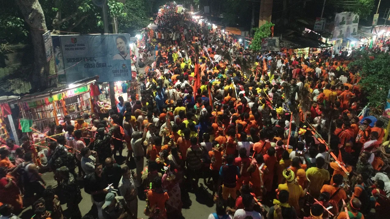 শ্রাবণের শেষ সোমবারে তারকেশ্বরে ভক্তদের ভিড়