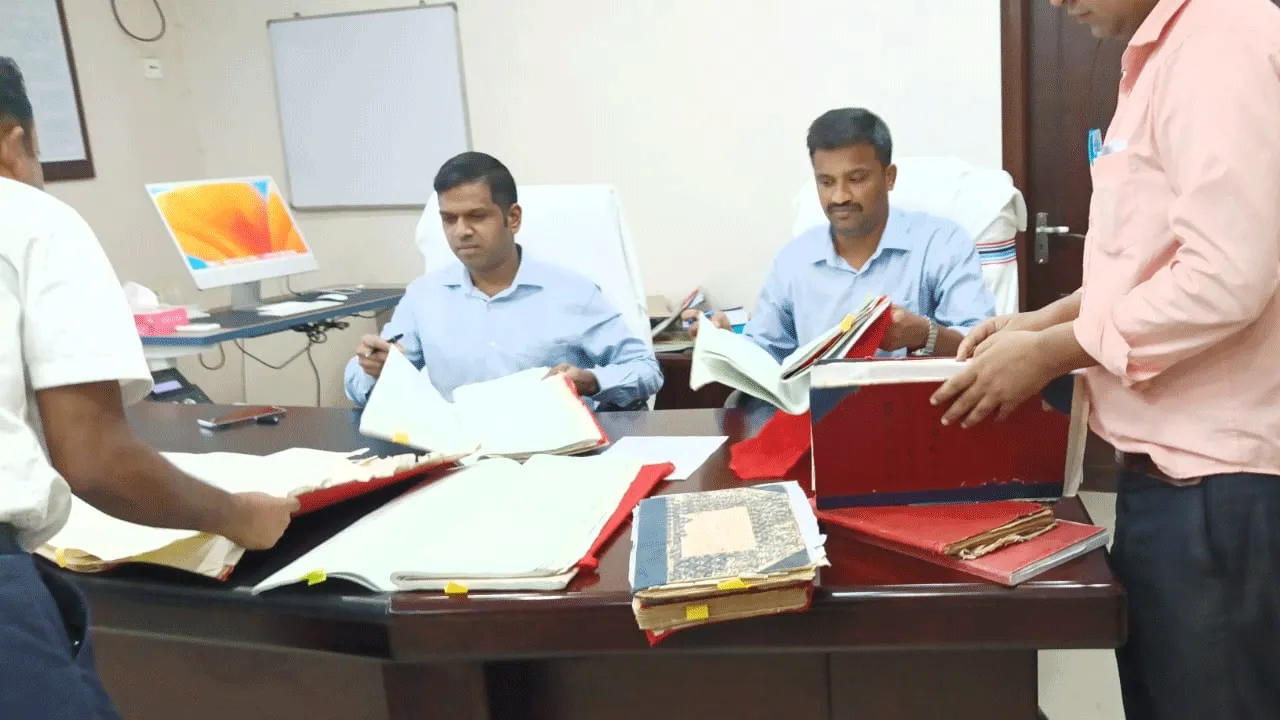 বিদায়কালে আবেগঘন বিদায়ী জেলাশসক