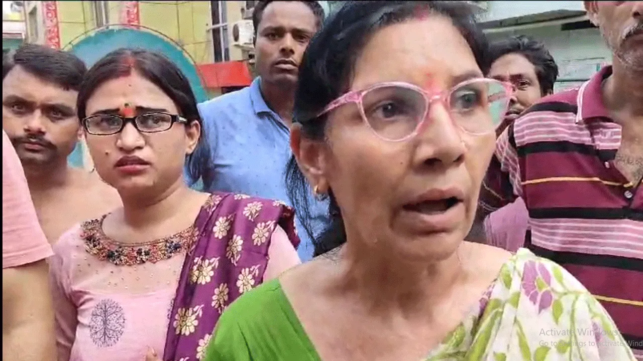 ভরা বাজারে হার ছিনতাই করতে গিয়ে ধরা পড়ল যুবক