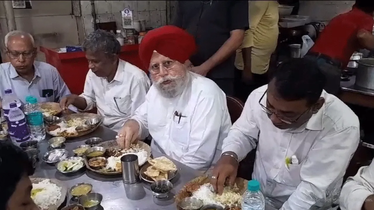 দুর্গাপুরের পাইস হোটেলে ভাত খেয়ে বহিরাগত অপবাদ ঘোচালেন সাংসদ