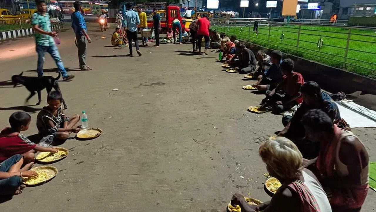 অনুষ্ঠান বাড়ির অতিরিক্ত খাদ্য উঠল অসহায়দের মুখে