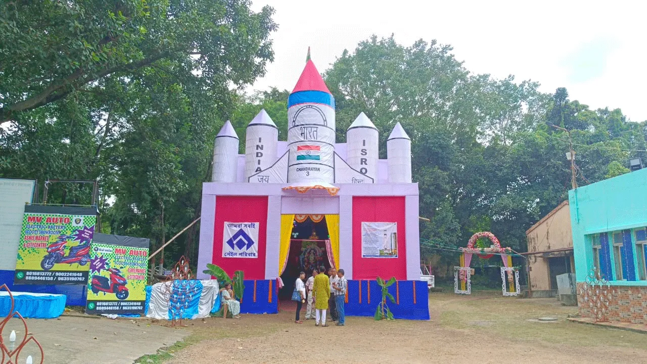 ‘চন্দ্র যান থ্রি’র আদলে মণ্ডপ সজ্জা করে তাক লাগালেন ডিএসপি কর্মীরা