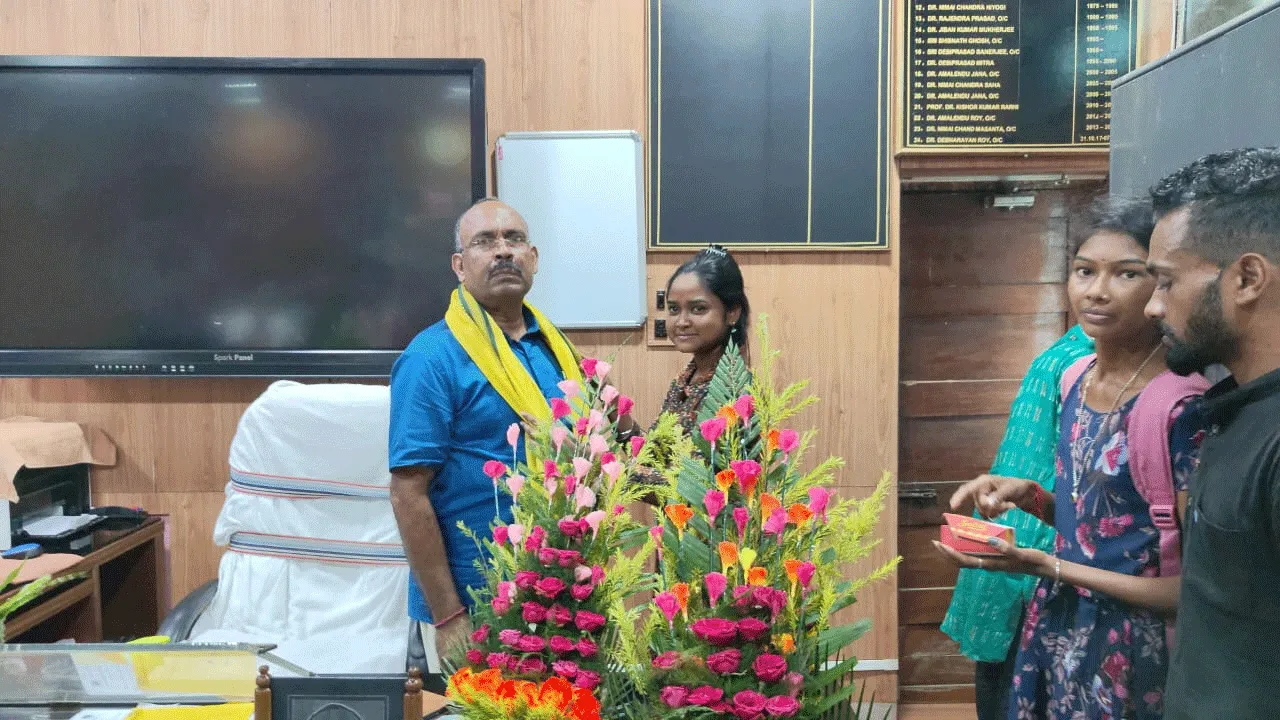 বিশ্ববিদ্যালয়ের রেজিস্ট্রারকে সংবর্ধনা কুড়মি সমাজের ছাত্র সংগঠনের