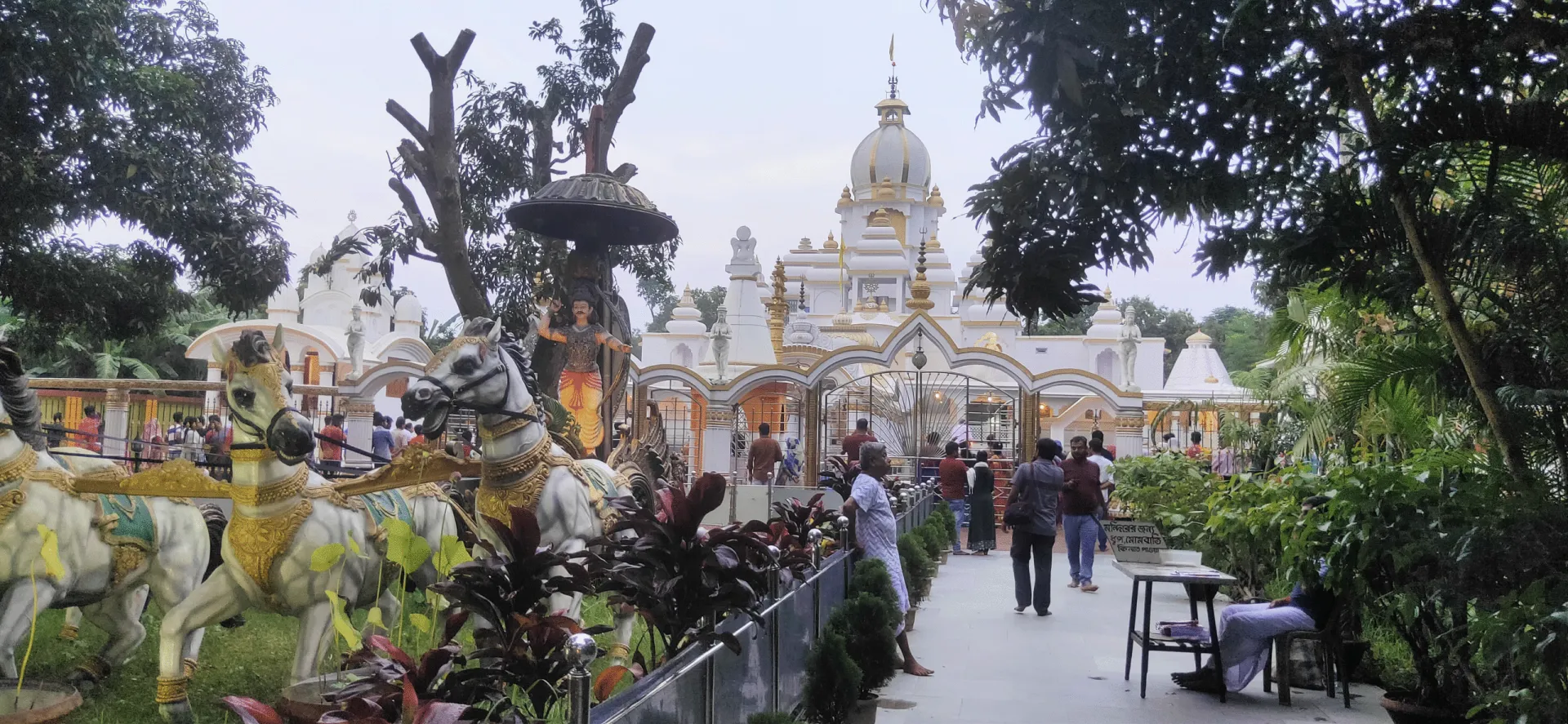 হিন্দু মুসলিম বৌদ্ধ খ্রিস্টান ধর্মের মেলবন্ধন লাহিড়ী বাবার আশ্রমে!