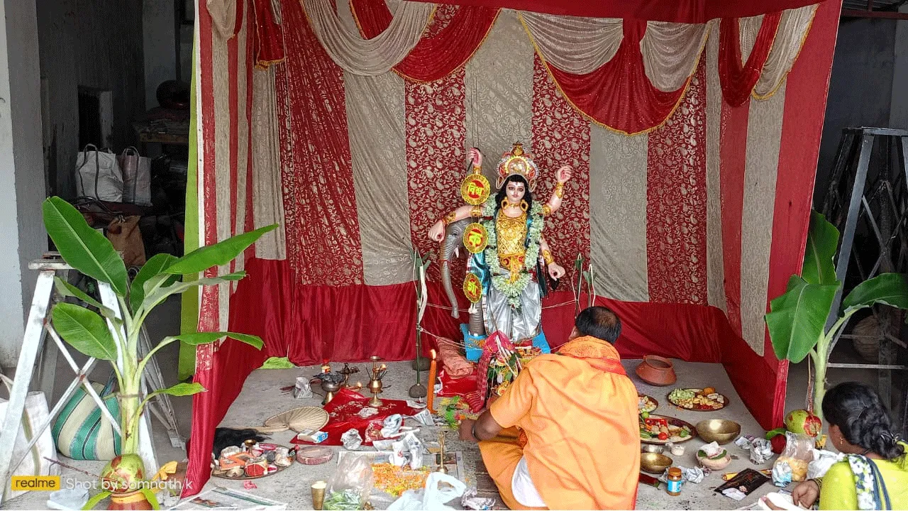 বিশ্বকর্মা পুজোয় সেজে উঠেছে তারকেশ্বর থানা!