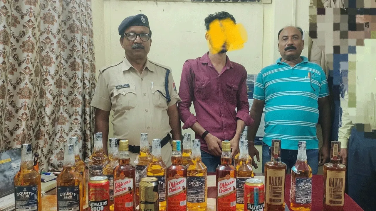 পুজোর আগে আসানসোল স্টেশন থেকে প্রচুর বেআইনি মদ উদ্ধার, গ্রেফতার ১