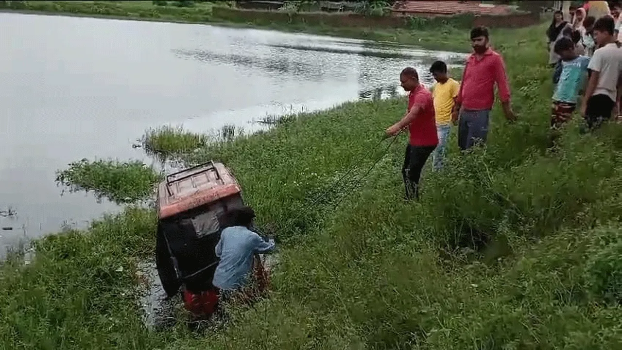 নিয়ন্ত্রণ হারিয়ে রাস্তার পাশে উল্টে গেল টোটো
