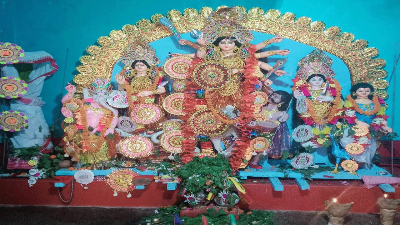 প্রায় ৪০০ বছরের প্রাচীন কড়রা গ্রামের মুখোপাধ্যায় পরিবারের দুর্গাপুজো