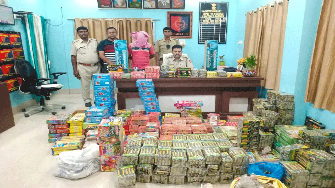 ছাতনার হরিগ্রাম এলাকা থেকে বিপুল পরিমাণ শব্দবাজি উদ্ধার, গ্ৰেপ্তার ১