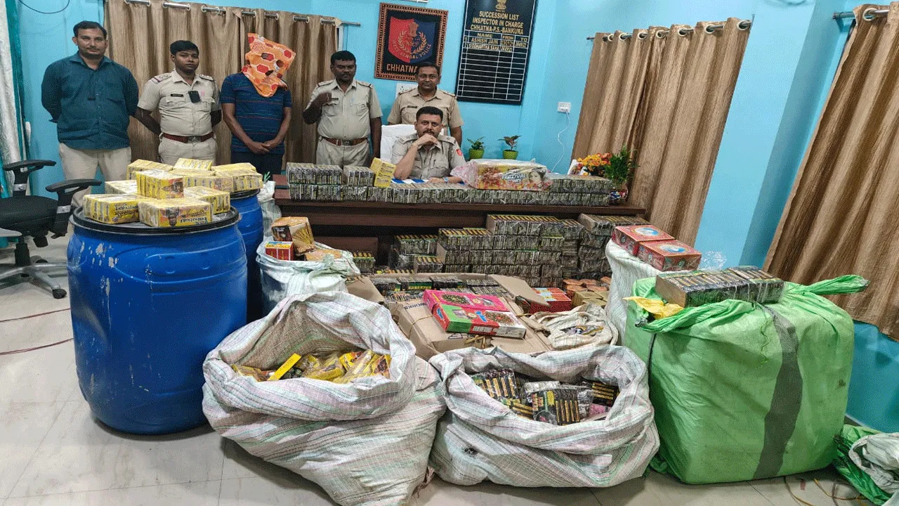 ফের  বিপুল পরিমাণ শব্দবাজি উদ্ধার ছাতনায়, গ্রেপ্তার ২