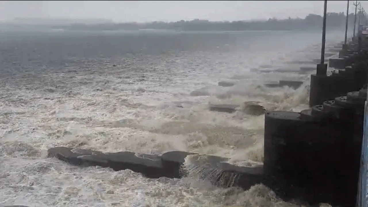 ১.৩০ লক্ষ কিউসেক জল ছাড়ল ডিভিসি, বন্যার ভ্রুকুটি নিম্ন দামোদরে
