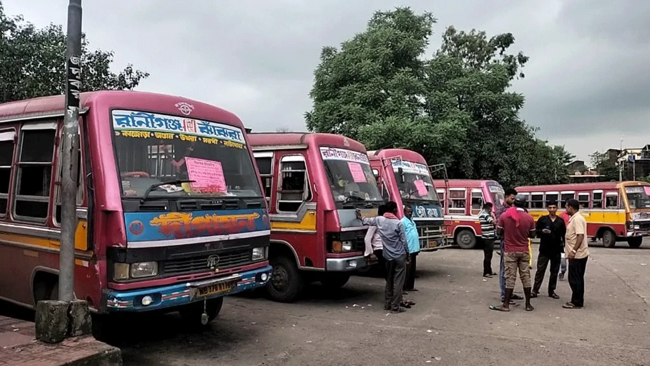 বাসে উঠলে দিতে হবে না ভাড়া, রানিগঞ্জবাসীকে শারদীয়া উপহার বাস অ্যাসোসিয়েশনের