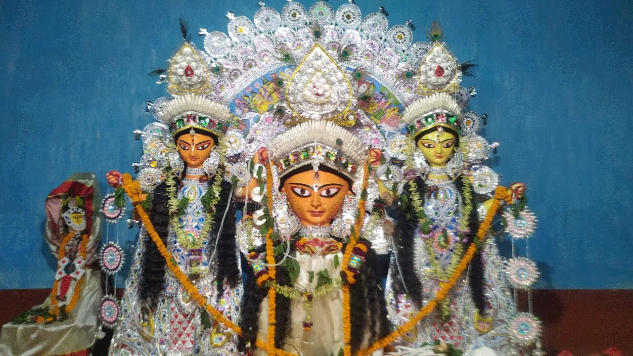 দীগনগর রায় বাড়ির পুজো – দেবী দুর্গার আবক্ষ মূর্তি