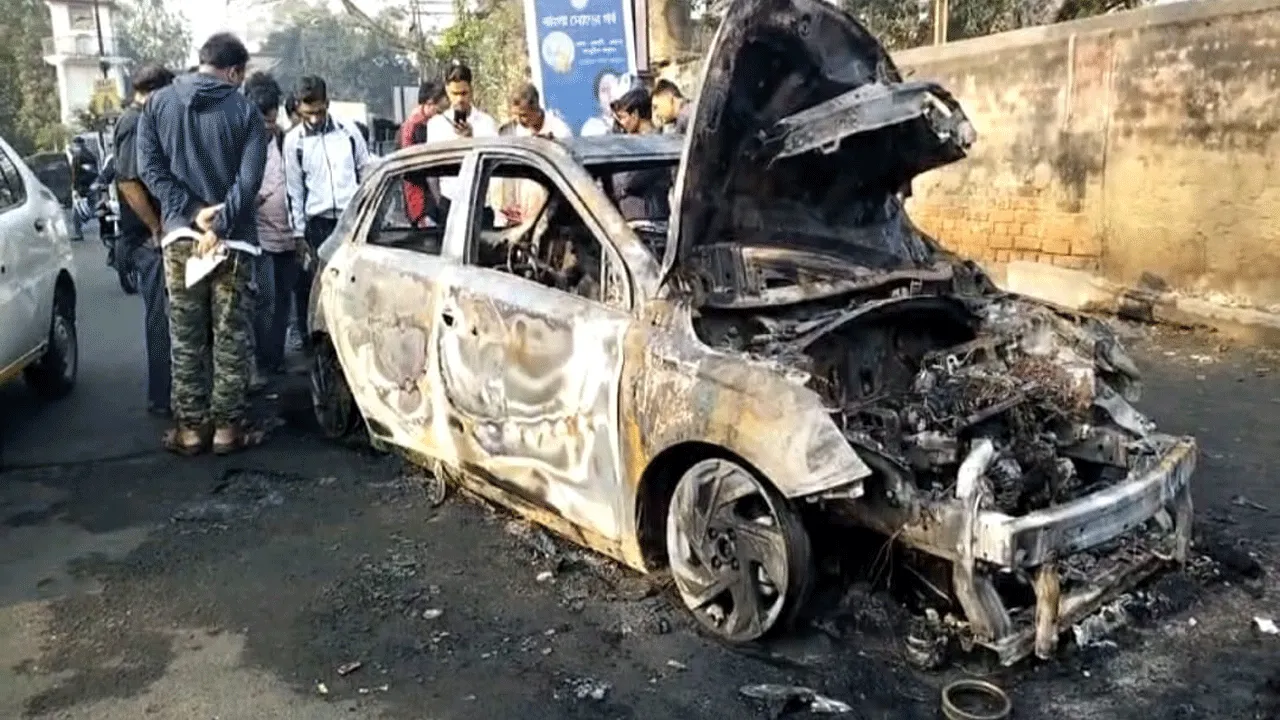 মিনিবাসে ধাক্কা মেরে ভস্মীভূত হয়ে গেল চারচাকা গাড়ি
