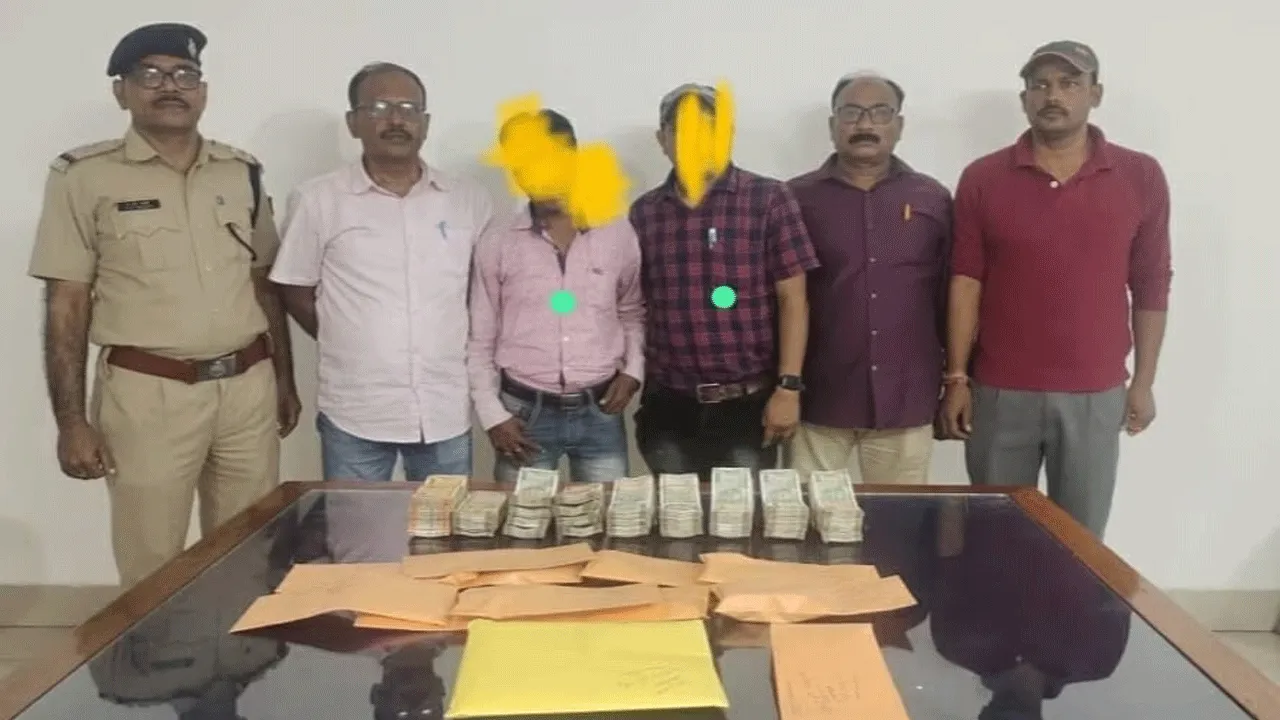 আসানসোল স্টেশন থেকে ১৬ লক্ষ টাকা ও সাড়ে ৪ কেজি রুপো উদ্ধার