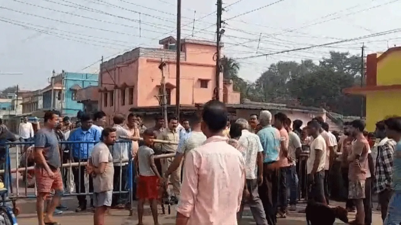 কালী পুজো দিয়ে ফেরার পথে মর্মান্তিক মৃত্যু, বিক্ষোভ অবরোধ
