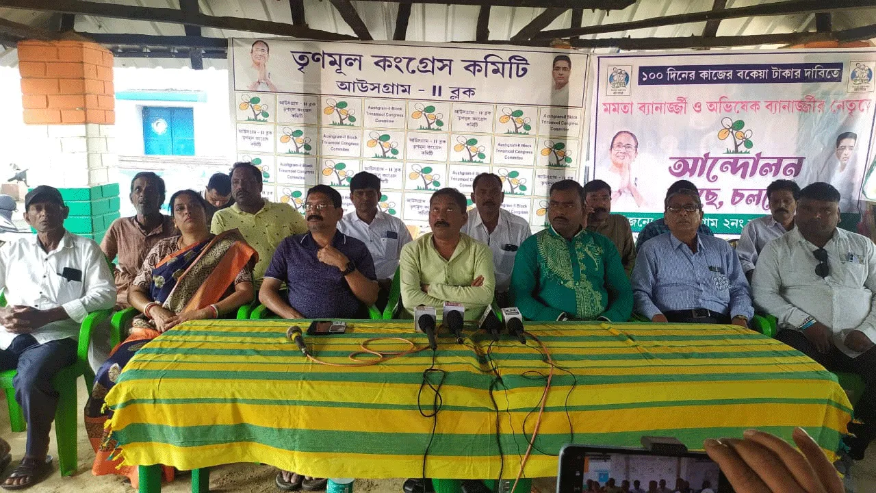 ১০০ দিনের কাজের বকেয়া টাকার দাবিতে সাংবাদিক সম্মেলন