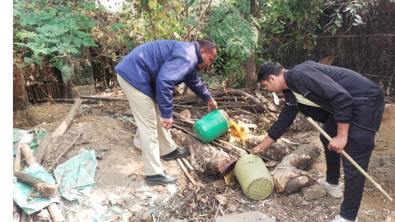 অভিযান চালিয়ে বিপুল পরিমাণ অবৈধ চোলাই মদ নষ্ট করলো আবগারি দপ্তর