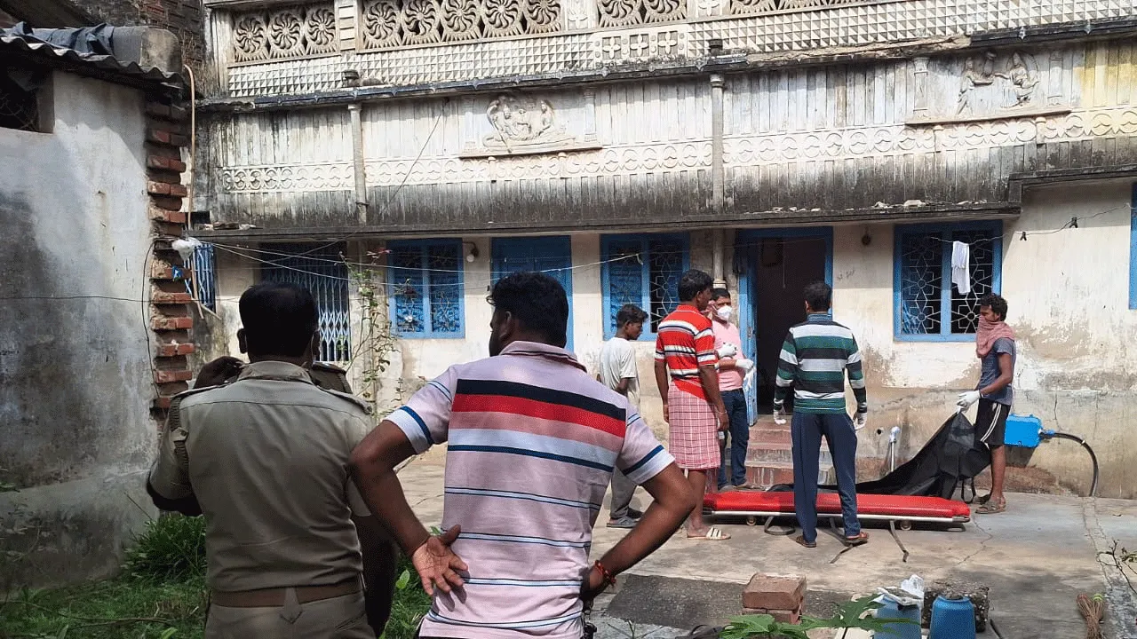 বাড়ি থেকে ব্যক্তির পচা গলা মৃতদেহ উদ্ধার